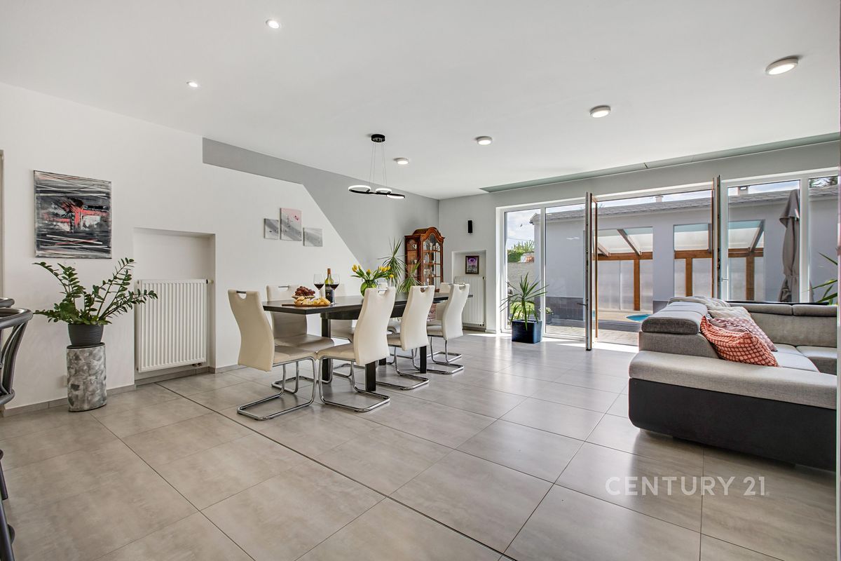 Prodej rodinného domu 354 m², pozemek 693 m²